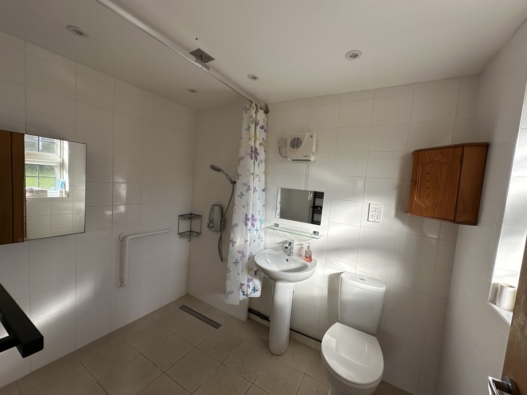 Lot: 135 - DETACHED COTTAGE FOR REFURBISHMENT ON 1.23 ACRES OF GROUNDS - Ground Floor En Suite off Sitting Room